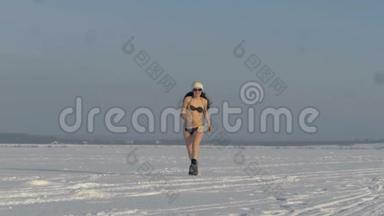 一个穿着泳衣的女人在下雪的日子里奔跑跳跃。